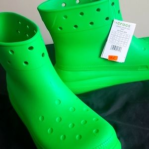 Price drop! Men's Crocs classic crush rain boot, color green.